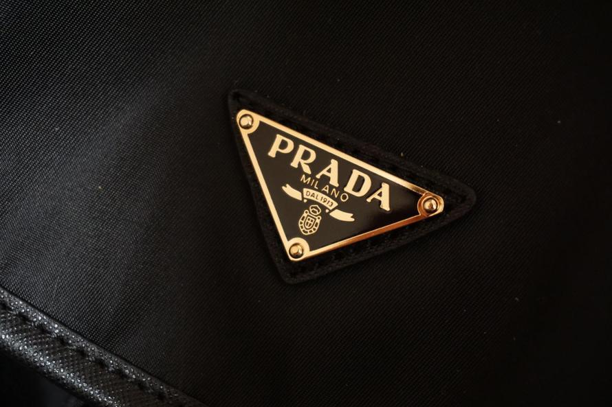 Курьер принёс москвичу продукты, но стащил ботинки Prada за 100 тысяч рублей