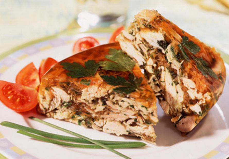 Приятного аппетита. Россиянка нашла в магазинном холодце зубы