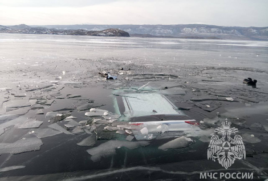 Четверо россиян заехали на замёрзший Байкал и провалились под лёд. Но чудом выжили