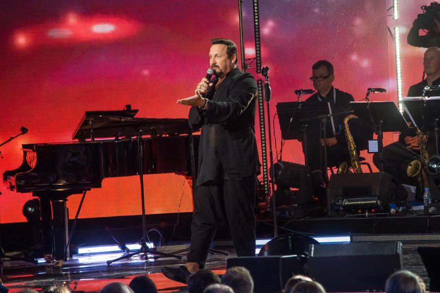 Стас Михайлов нашёл новый путь к сердцу женщины. Он через спальню, но недешёвый