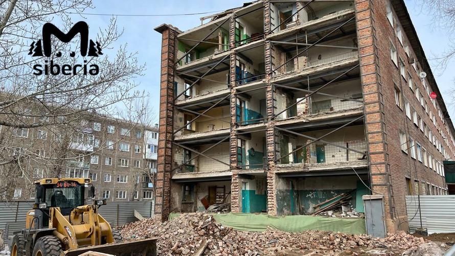 Рабочие разобрали стену в российской общаге. Жильцам предложили ходить в туалет на кухне