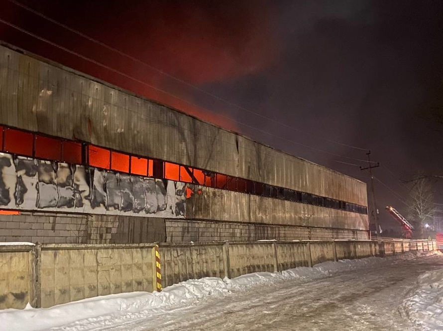 В Подмосковье всю ночь тушили сильный пожар на производстве пластика