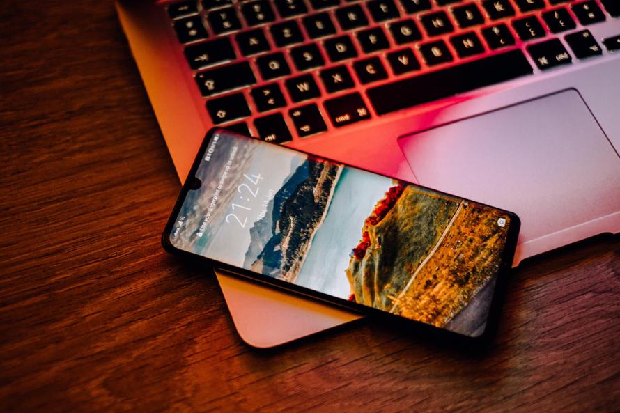 Россияне стали меньше тратиться на смартфоны. Есть вещи и поважнее