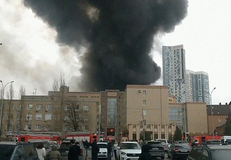 На складе пограничной части ФСБ начался пожар. Сообщается о жертвах