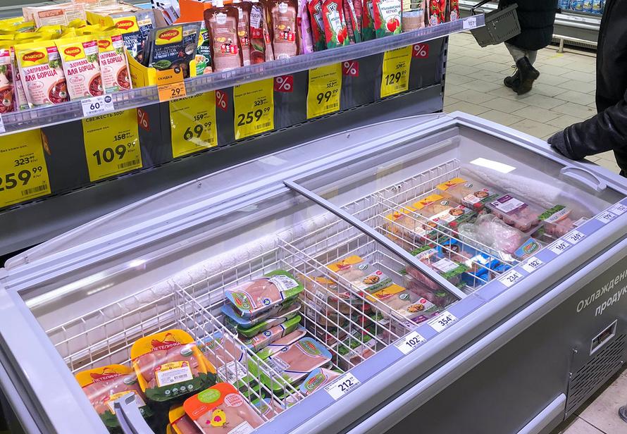 Россиянка выкрала из магазина 3 кг мяса и попыталась улизнуть, но в итоге заблудилась в ТЦ