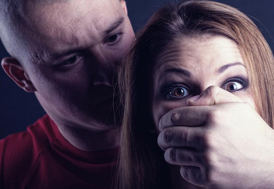 Изображая жертву. Избивший жену россиянин уволился с работы «из-за волны хейта»