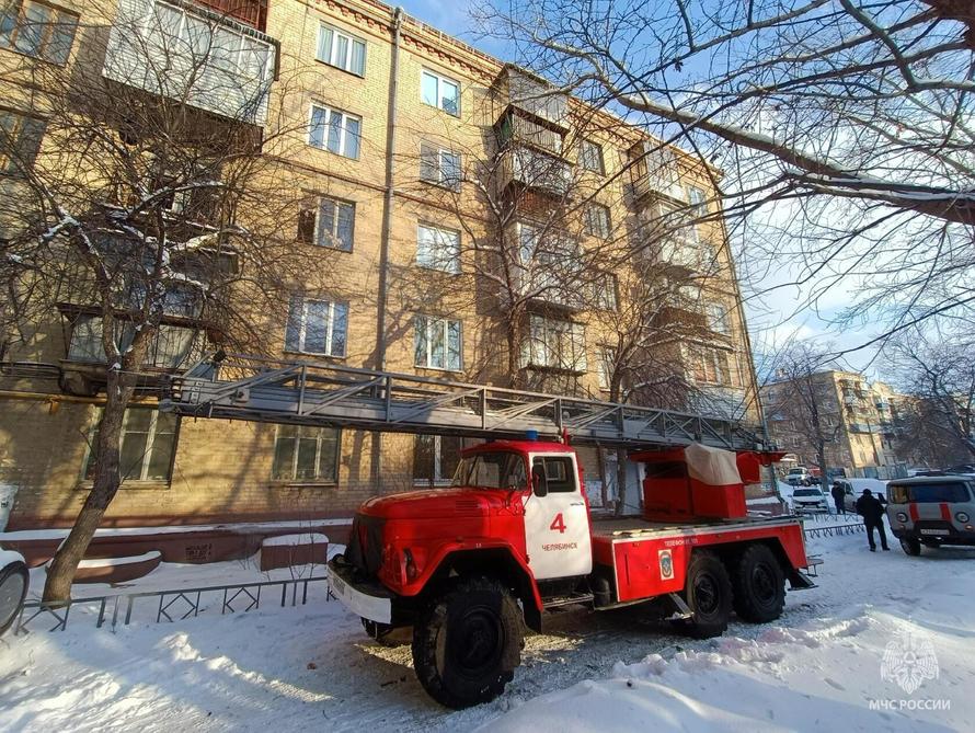 Российский первоклассник полез спасать игрушку на карниз. Помощь понадобилась уже ему