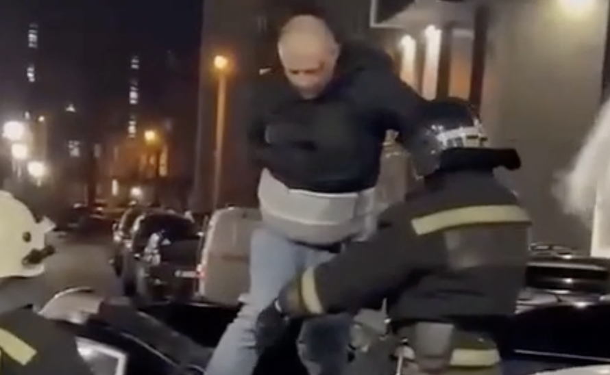 Россиянин выпал с 19-го этажа и выжил. Врачам скорой он спел отрывок из песни «Любовь, похожая на сон»