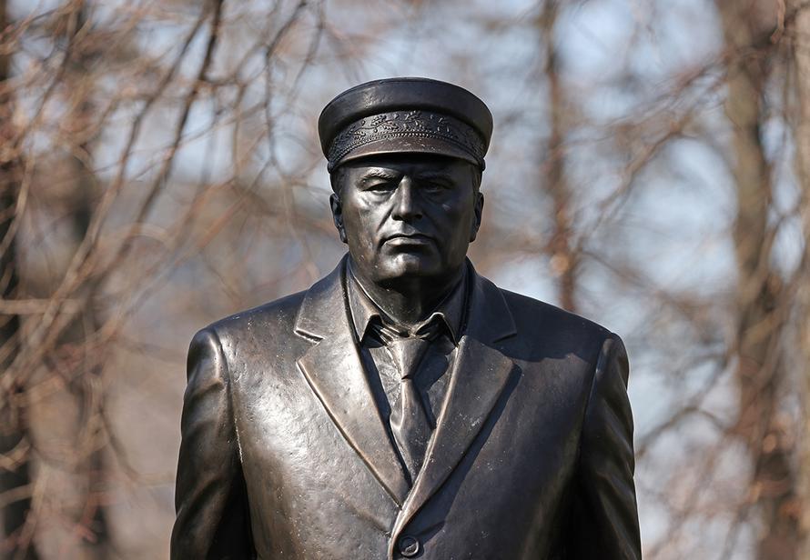 На Новодевичьем кладбище открыли памятник Жириновскому