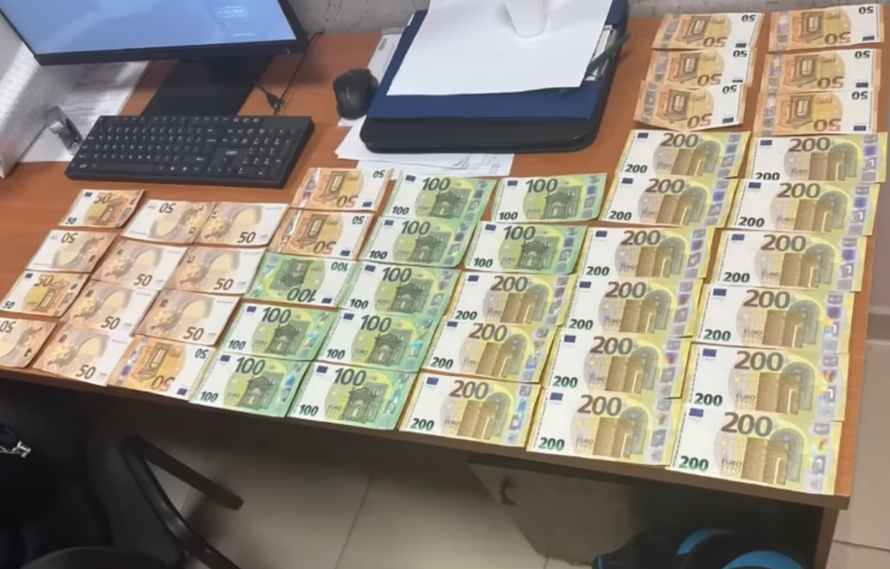 Охранник тюменского ТЦ нашёл в примерочной сумку и не вернул. Там было €5 тысяч