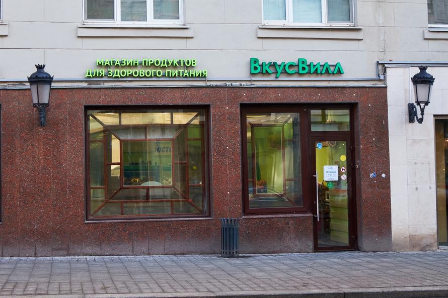 «Буду ездить по кайфу!» Курьер «Вкусвилла» чуть не сбил женщину с ребёнком на тротуаре