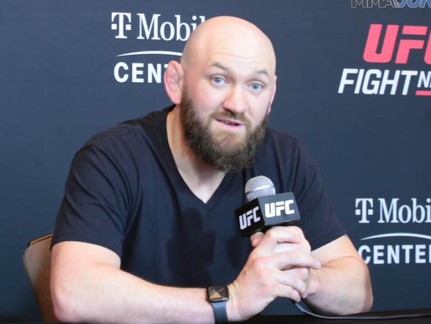 Боец UFC неудачно чихнул и оказался прикован к постели
