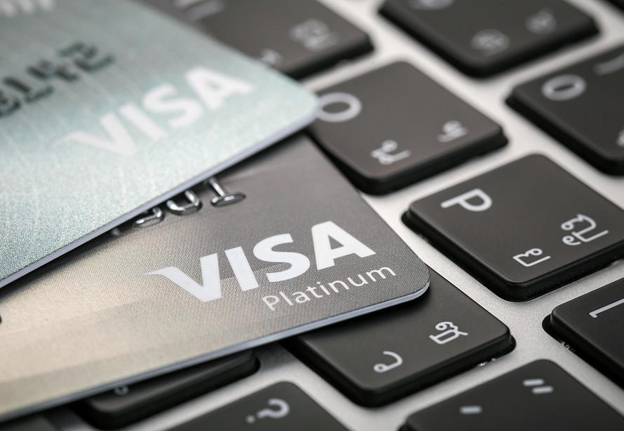 Россиянам рассказали, в каких странах можно оформить банковскую карту