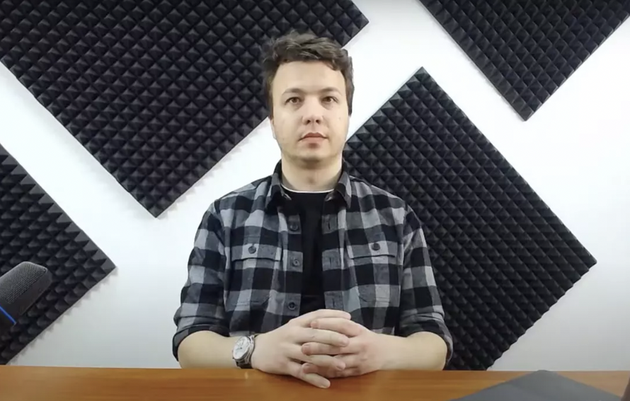 Протасевичу, чей самолёт принудительно посадили в Минске, запросили 10 лет колонии. Подробности