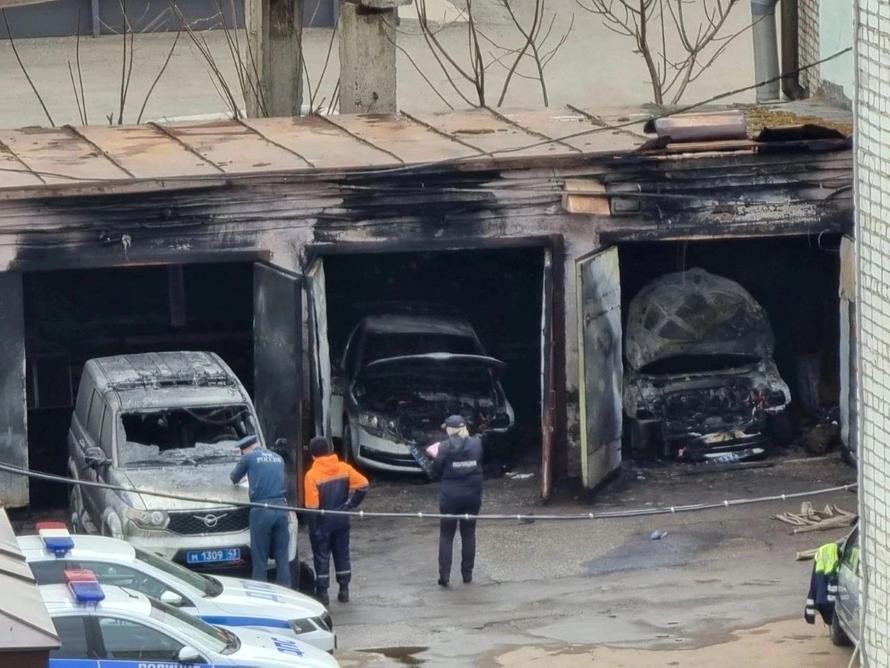 Курение на рабочем месте обошлось российскому полицейскому в 8 млн рублей. Он спалил три машины МВД