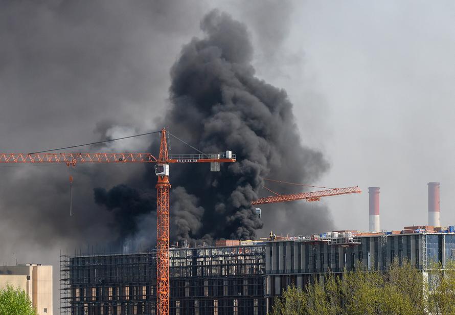 Столб чёрного дыма высотой с небоскрёб. Пожар в элитном московском ЖК попал на видео
