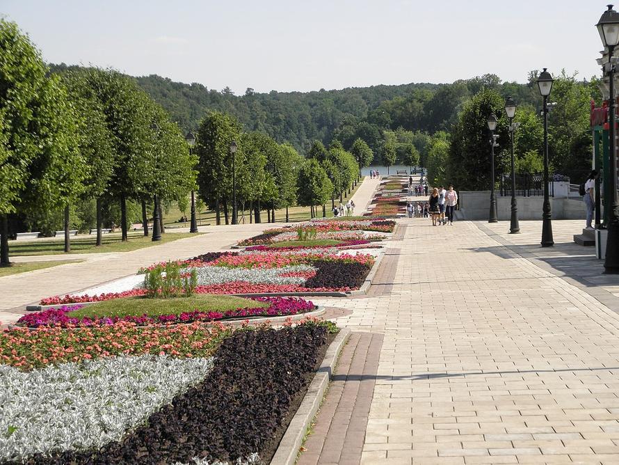 Россиянка бросила маленького сына в запертой машине. И ушла по делам