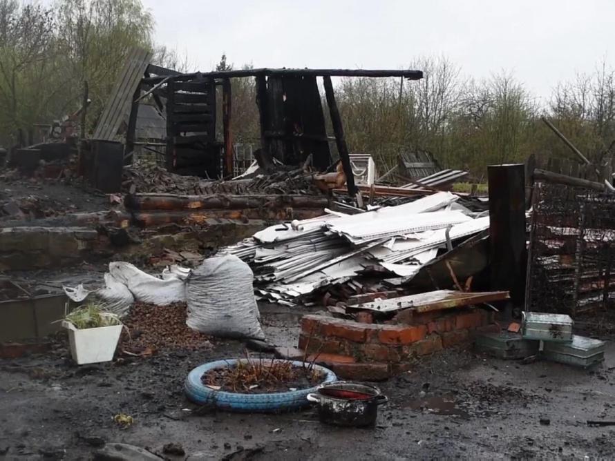 Россиянка с маленьким ребёнком спала в горящем доме. Её разбудили полицейские