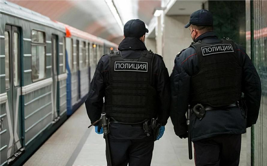 Мужчина спрыгнул на рельсы в московском метро и убежал в тоннель. Так покурить приспичило