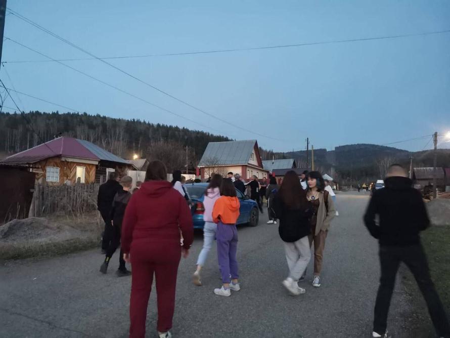 Жители российского города пришли толпой на разборки с двумя таджиками. Те якобы приставали к девушкам