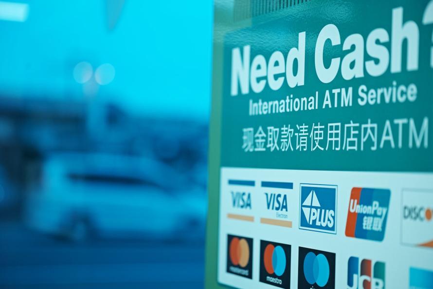 Попавшие под санкции российские банки отказываются от карт UnionPay. Как теперь платить за границей?