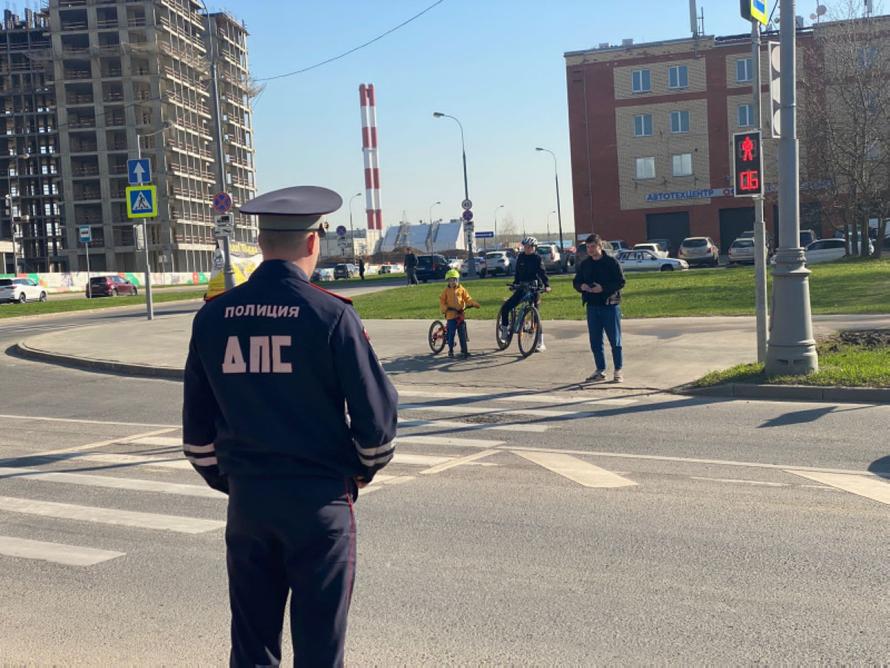 Лихач на Lada Granta опрокинул машину с гаишниками на перекрёстке