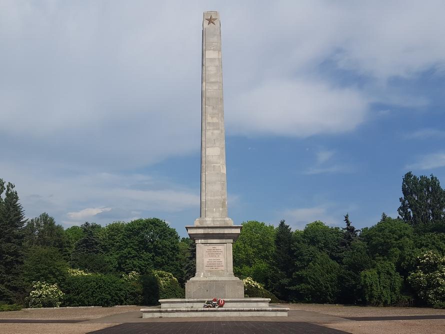 Российскому послу помешали возложить цветы на кладбище в Польше. Но сиропом не облили