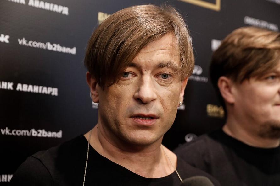 Лидер «Би-2» рассказал, собирается ли назад в Россию. Фанатам читать осторожно