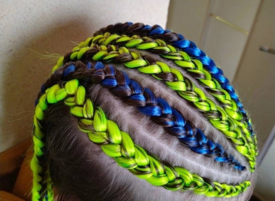 Российская школа ушла на удалёнку из-за угроз после скандала с «украинскими» косичками