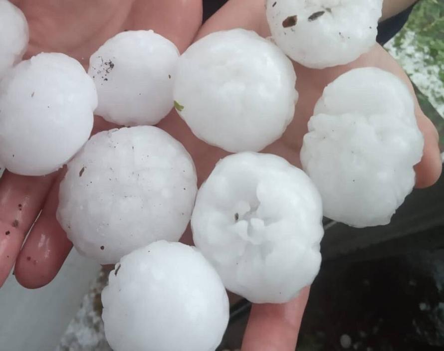 Огромный град повредил десятки домов в двух регионах и ранил человека. Как защититься от стихии?