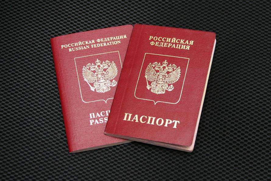 Россияне снова могут получить биометрический загран. В чём его плюс?