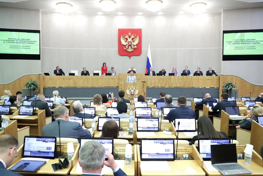 Госдума в первом чтении приняла закон о налоге для уехавших россиян. Кому и сколько придётся платить
