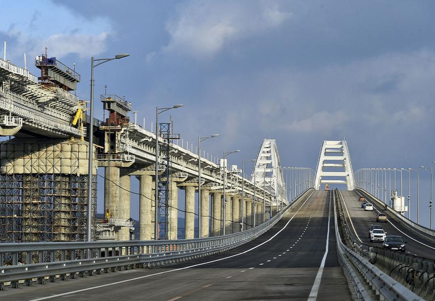 Крымский мост атаковали ракеты, но не долетели. Что известно