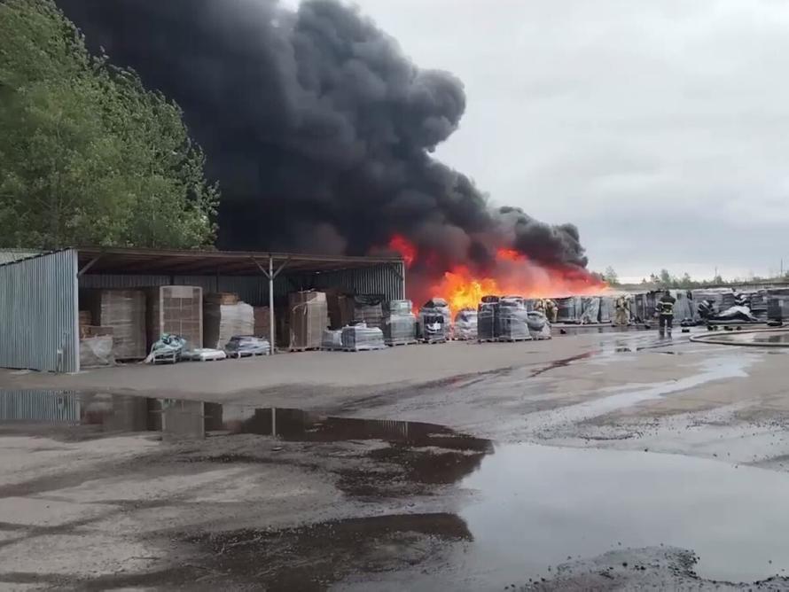 Гигантский склад удобрений заполыхал в Подмосковье. Что известно