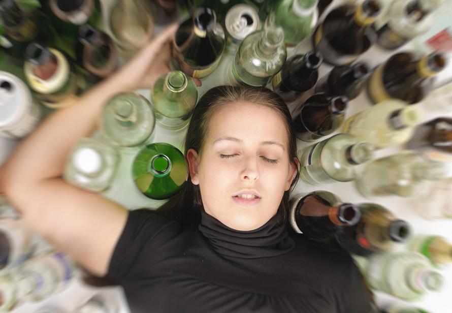 Старит или молодит? Врач рассказала о влиянии вина на кожу