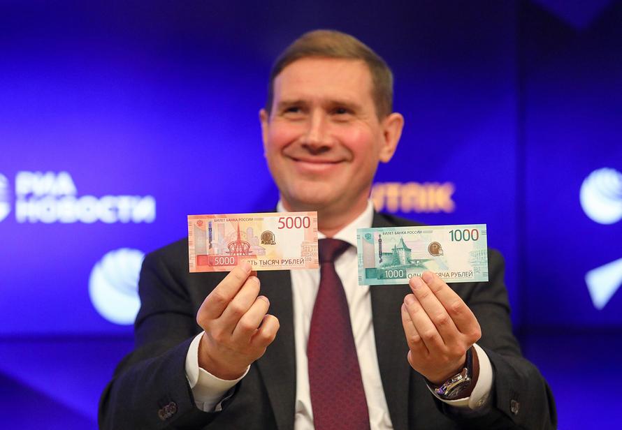 Россиянам представили купюры 1000 и 5000 рублей с новыми рисунками и QR-кодом