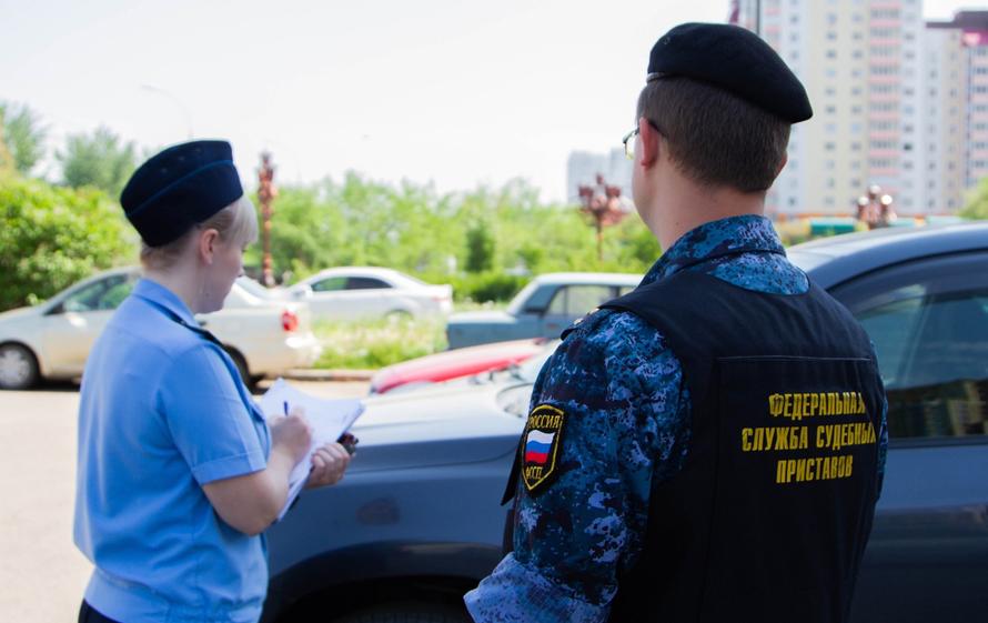Приставы предложили россиянке с двумя детьми заключить контракт с армией ради погашения долга