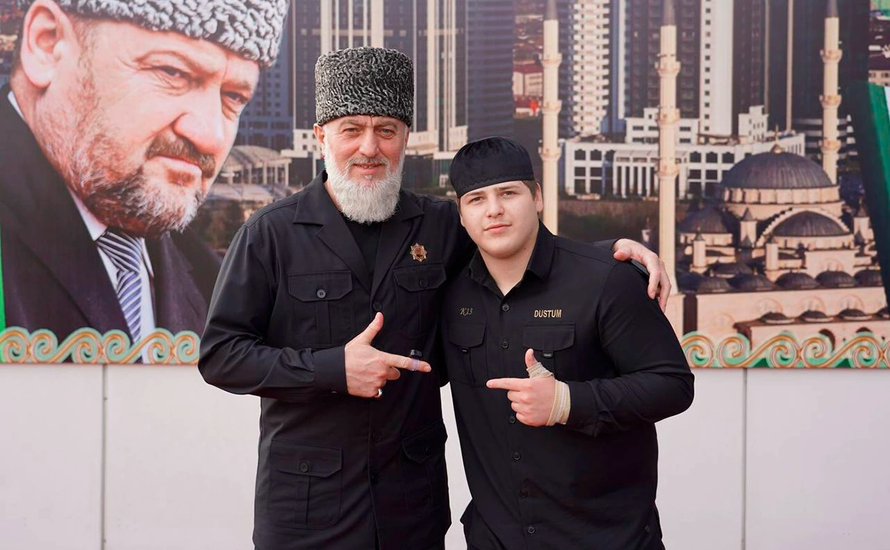 15-летний сын Кадырова устроился в охрану к своему отцу. Это он избил человека на камеру