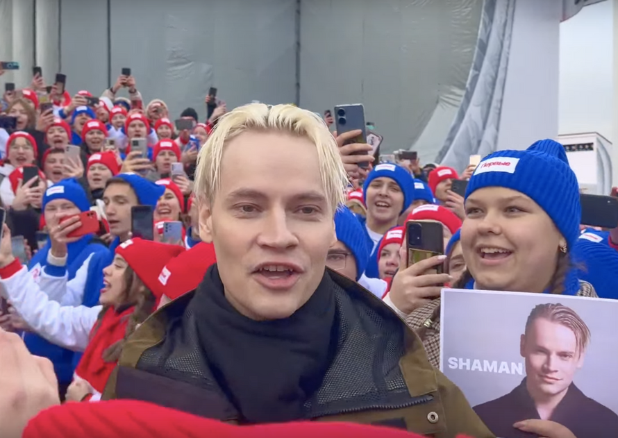 Shaman нажал красную кнопку, исполняя песню «Я русский». Вместо ядерного взрыва раздался салют