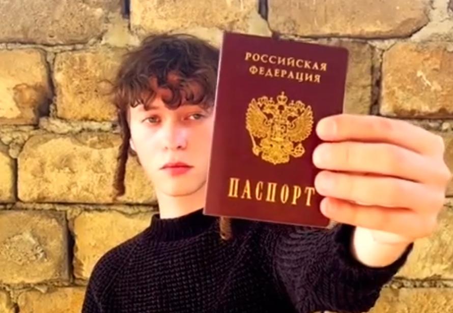 Певца Шарлота задержали в Пулково. Летом артист на камеру сжёг российский паспорт