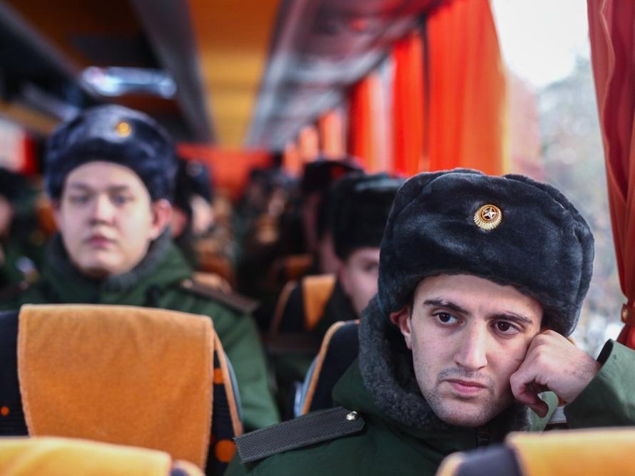 В России захотели увеличить срок службы в армии до 2 лет. И объяснили почему