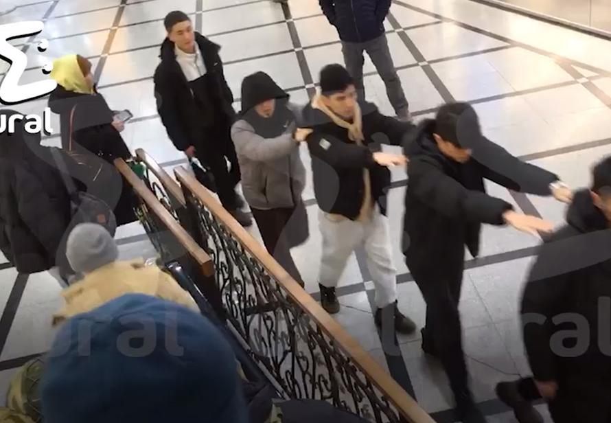 В российском ТЦ устроили облаву на мигрантов. Их поставят на воинский учёт
