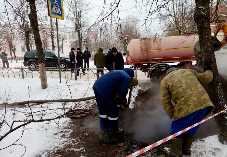 Пятеро российских школьников провалились в яму с кипятком во дворе дома. Что известно