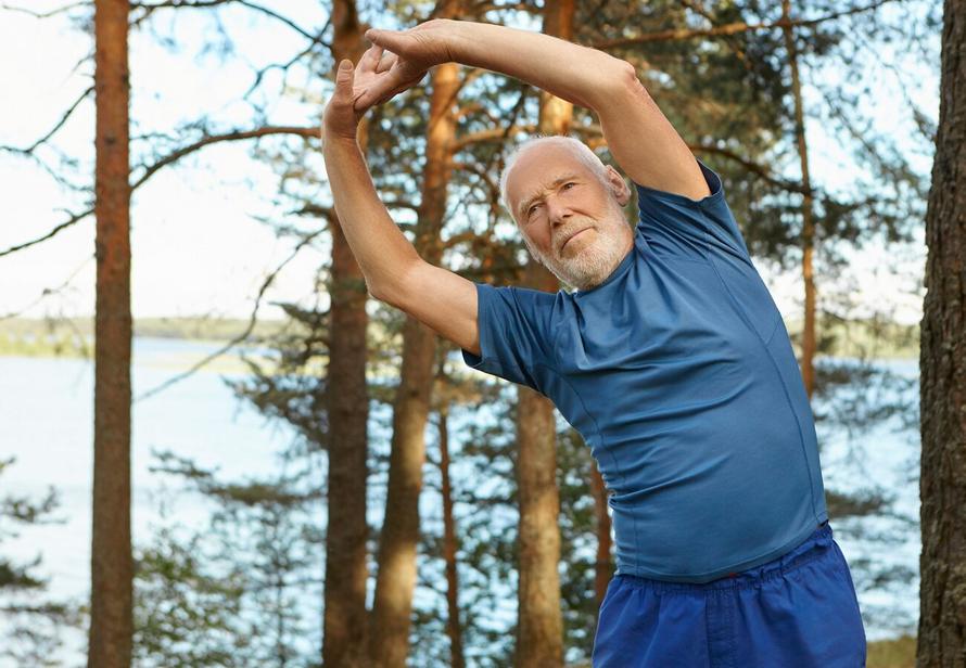 Каким спортом можно заниматься после 50 лет? Советы медика