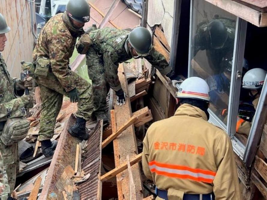 90-летняя японка выжила после 5 дней под завалами разрушенного дома