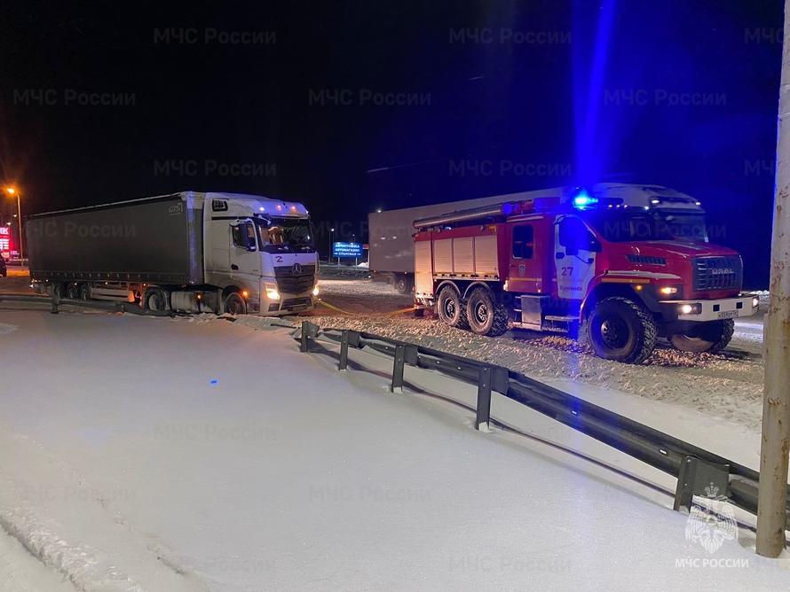 Сотни машин застряли в километровой пробке на трассе М-4 «Дон» из-за снегопада. Видео