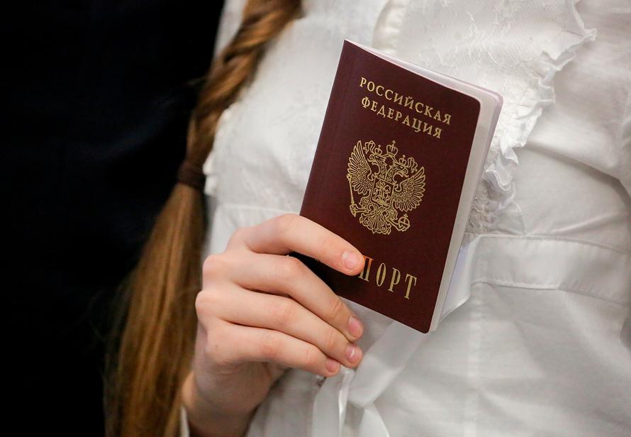 Подростки сожгли паспорт россиянки из-за долга в тысячу рублей