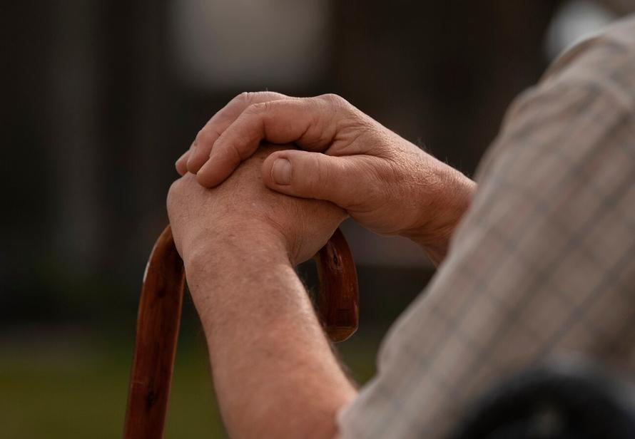 Выдворенному из Латвии 82-летнему пенсионеру нашли жильё в России