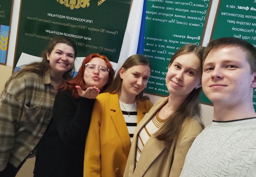 Российский депутат решил поработать учителем за копеечную зарплату. Хватило его ненадолго