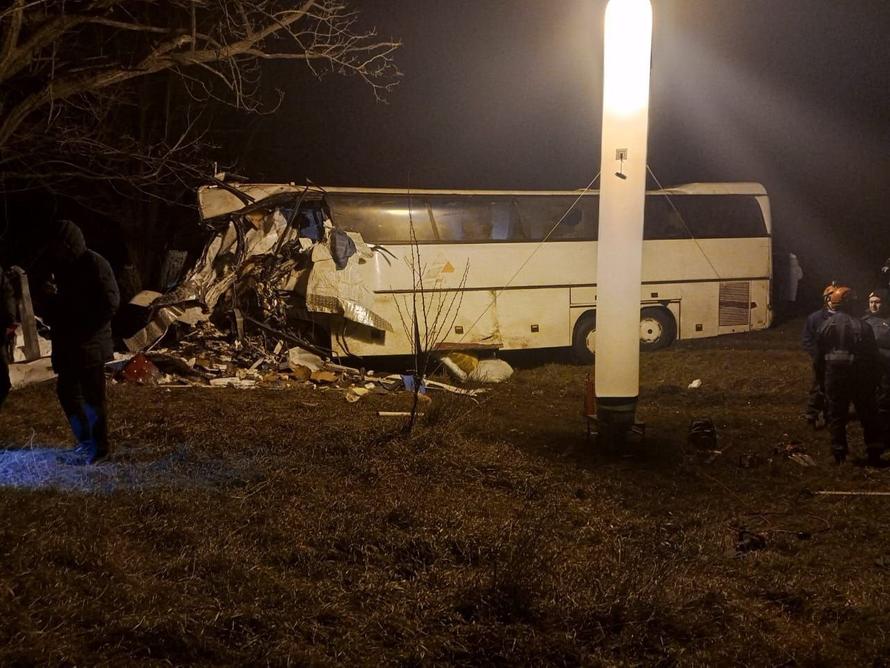 Водитель автобуса на Кубани заснул за рулём и врезался в грузовик. Есть погибшие